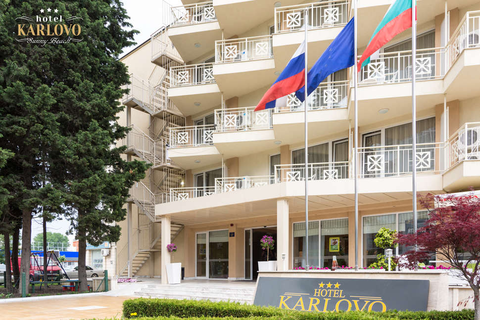 Een foto van de buitenkant van Karlovo Hotel