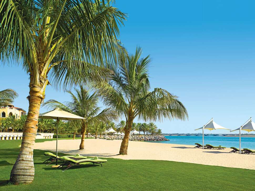 Ein Foto vom Strand beim Traders Hotel Qaryat Al Beri Abu Dhabi