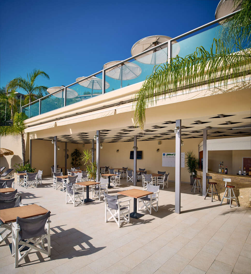 Een foto van het terras bij Altura Hotel