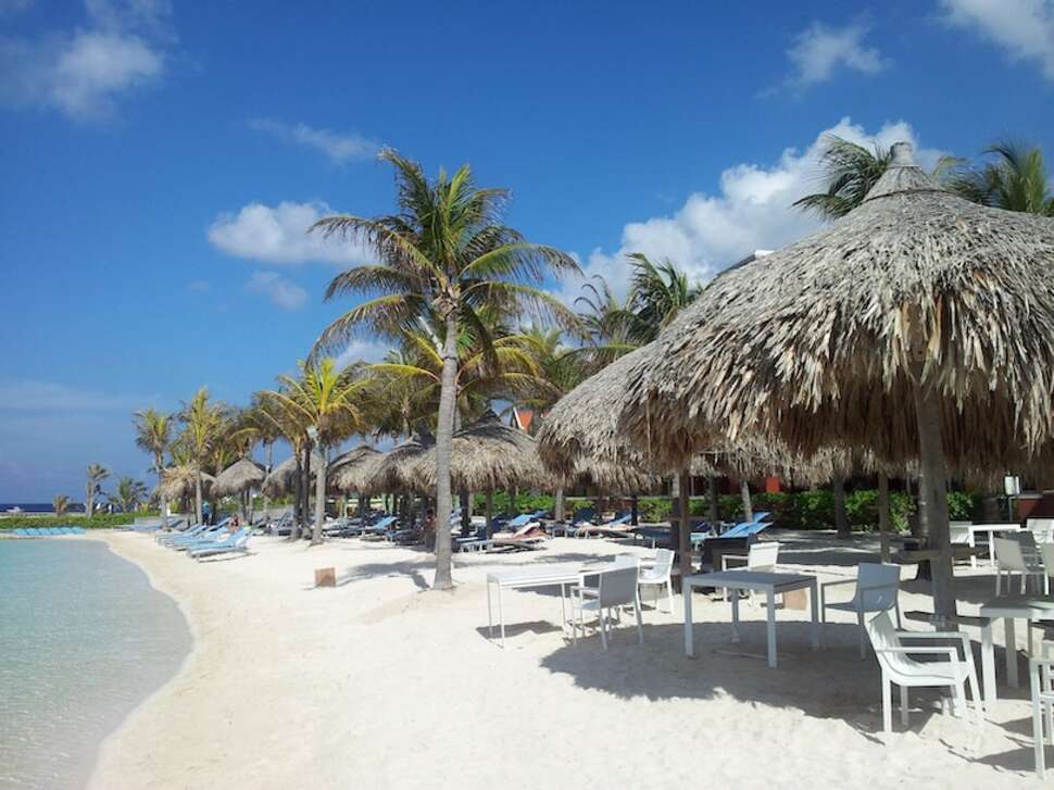 Een foto van het zwembad bij Renaissance Wind Creek Curacao Resort