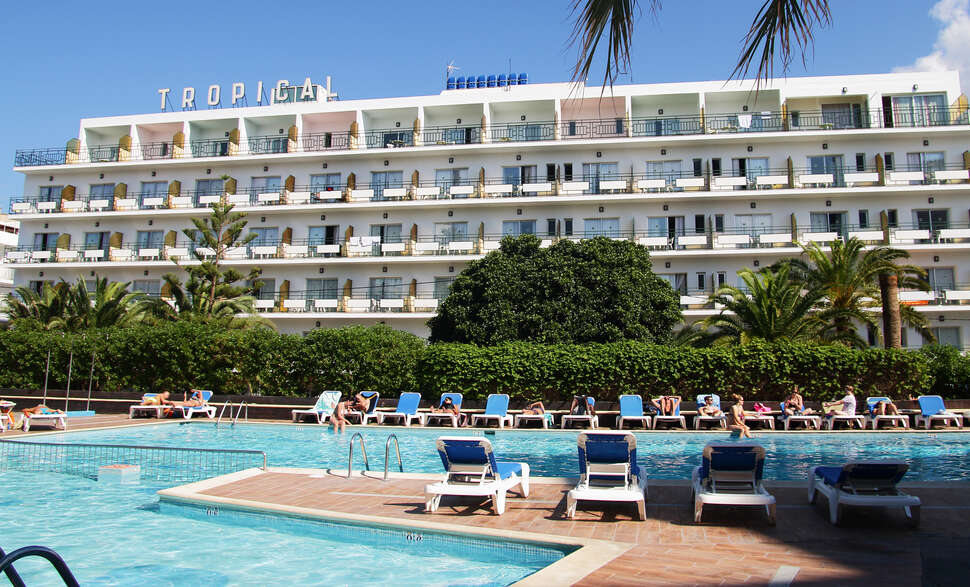 Een foto van het zwembad bij Hotel Tropical Ibiza