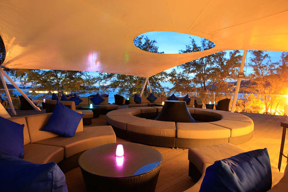 Een foto van het terras bij Phuket Graceland Resort & Spa
