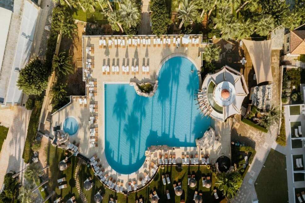 Een foto van het zwembad bij St. George Hotel Spa & Beach Resort