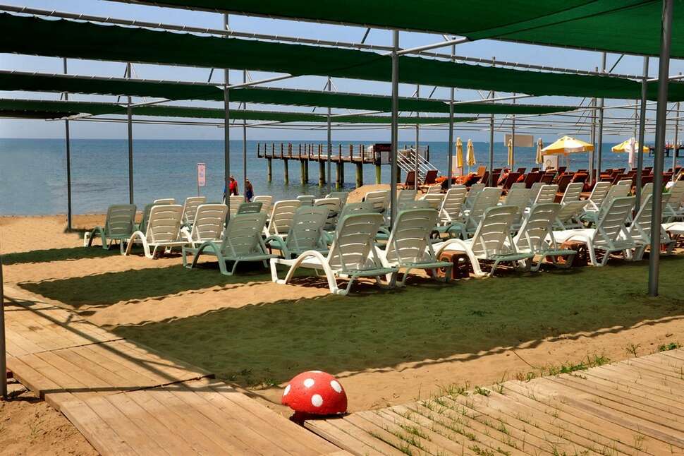 Ein Foto vom Strand beim Lavitas Hotel