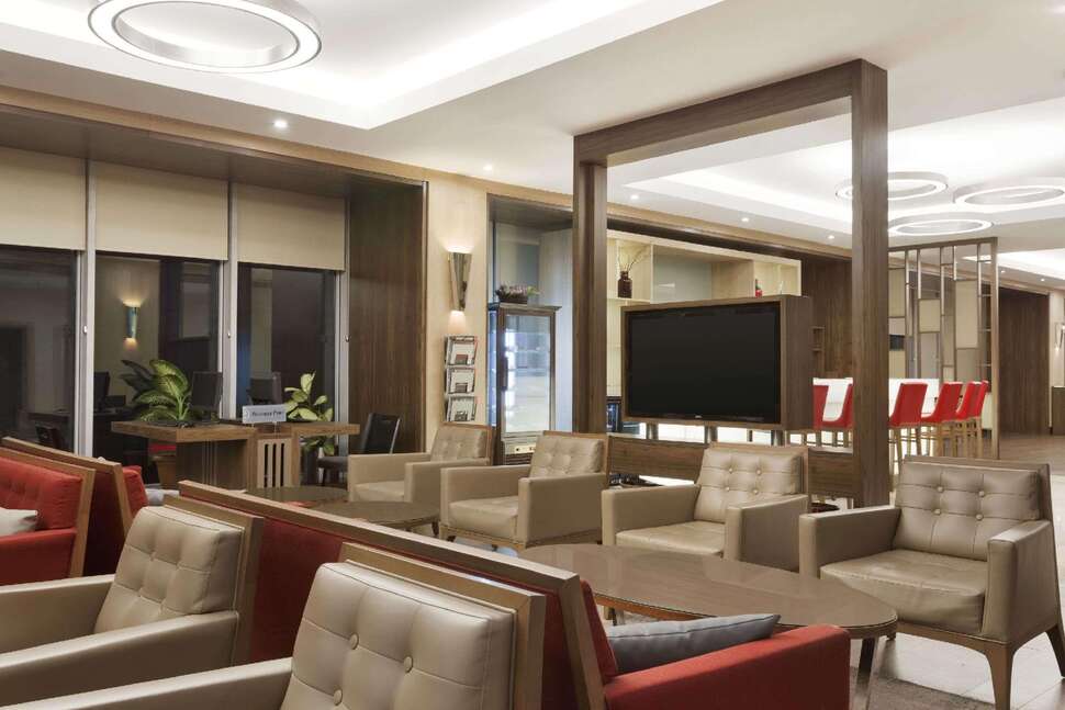 Een foto van het interieur van Ramada Encore by Wyndham Istanbul Bayrampasa
