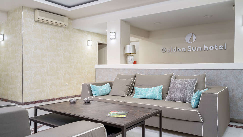 Een foto van het interieur van Golden Sun Hotel