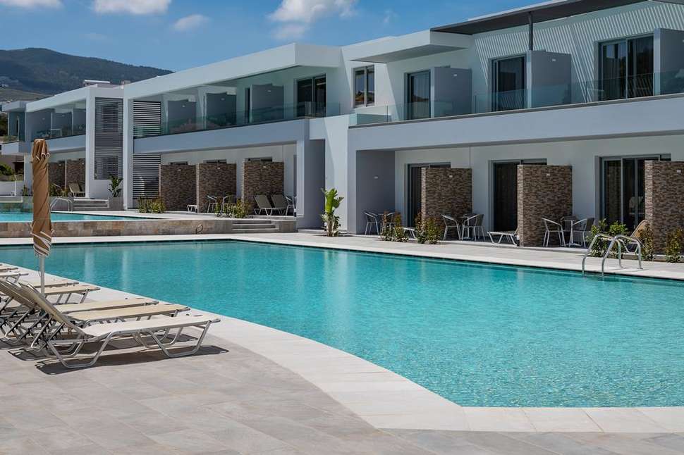 Een foto van het zwembad bij Niriides Beach Hotel