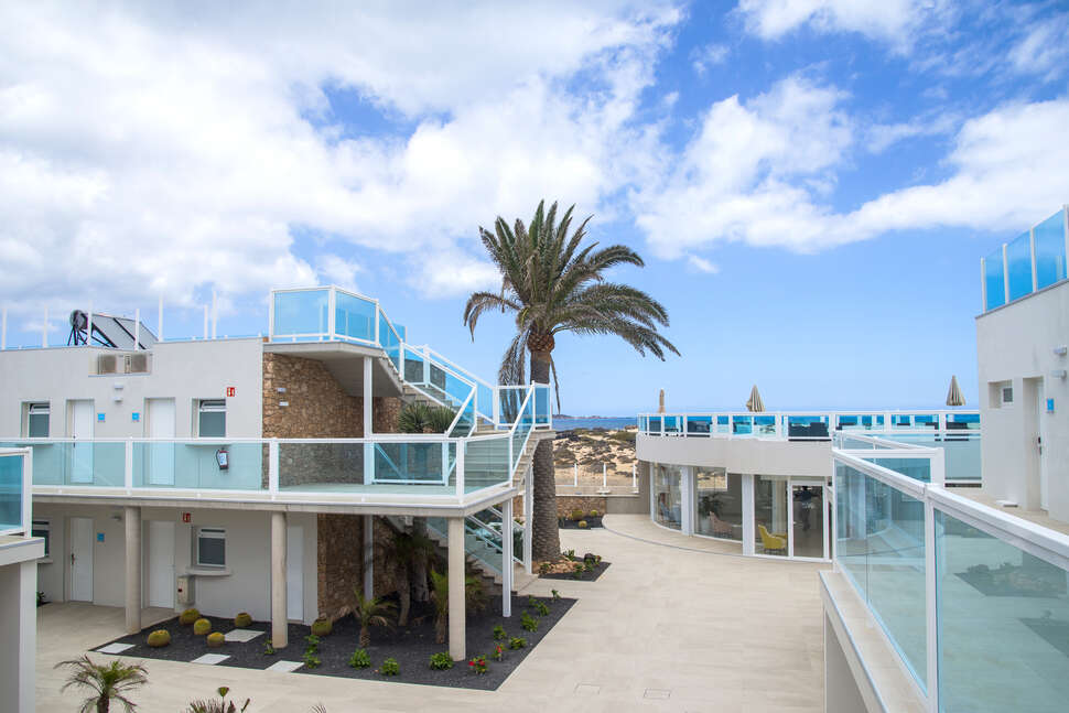 Ein Foto von der Außenansicht des Hotel Boutique Tao Caleta Mar