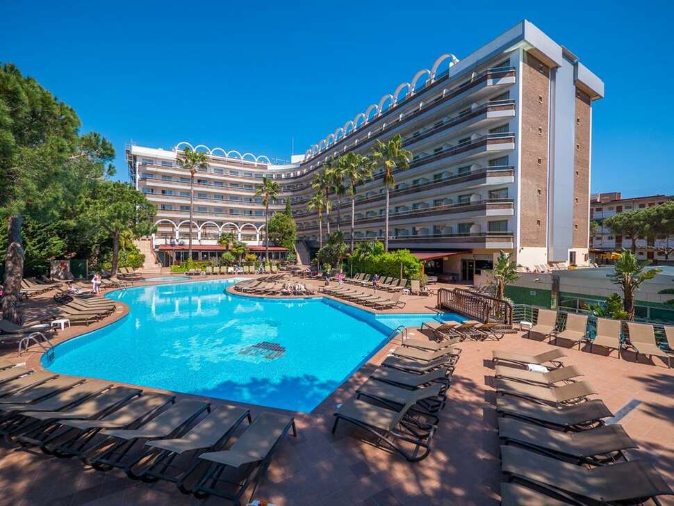 Ein Foto vom Pool im Golden Port Salou & Spa