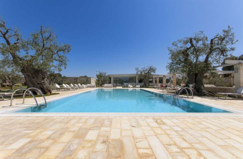 Een foto van het zwembad bij Masseria Torre del Diamante