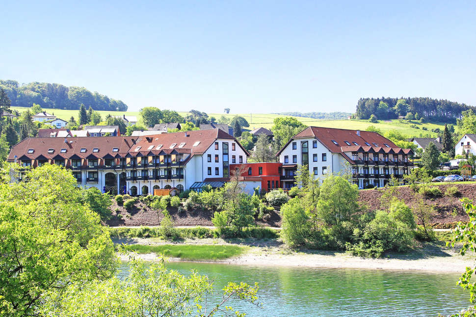 Een foto van de buitenkant van Göbel's Seehotel Diemelsee
