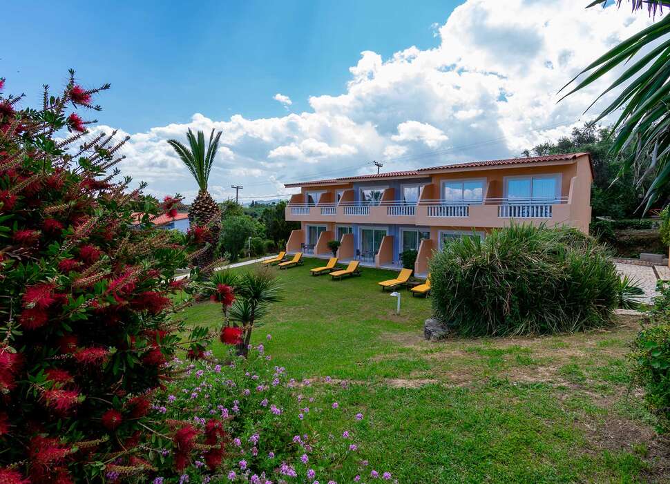 Ein Foto von der Außenansicht des Hotel Ibiscus Corfu