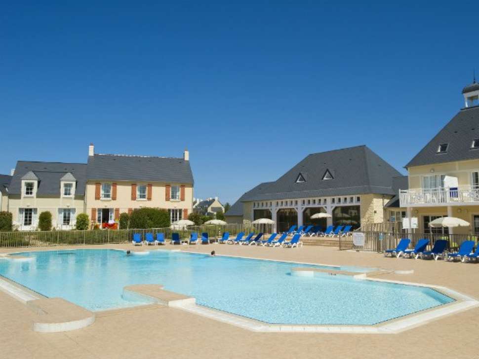 Een foto van het zwembad bij Pierre & Vacances Residence Le Green Beach