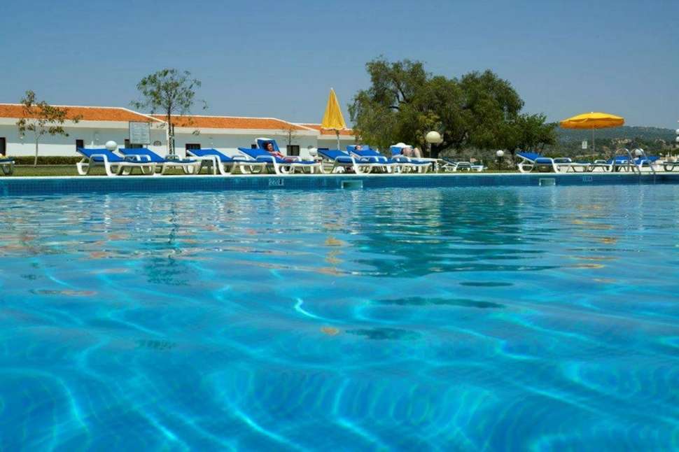 Een foto van het zwembad bij Aparthotel do Golfe