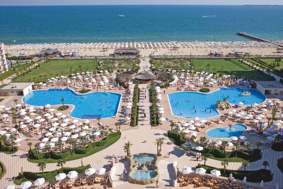 Een foto van het zwembad bij DIT Majestic Beach Resort
