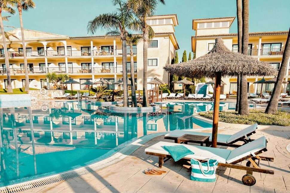 Een foto van het zwembad bij CM Mallorca Palace