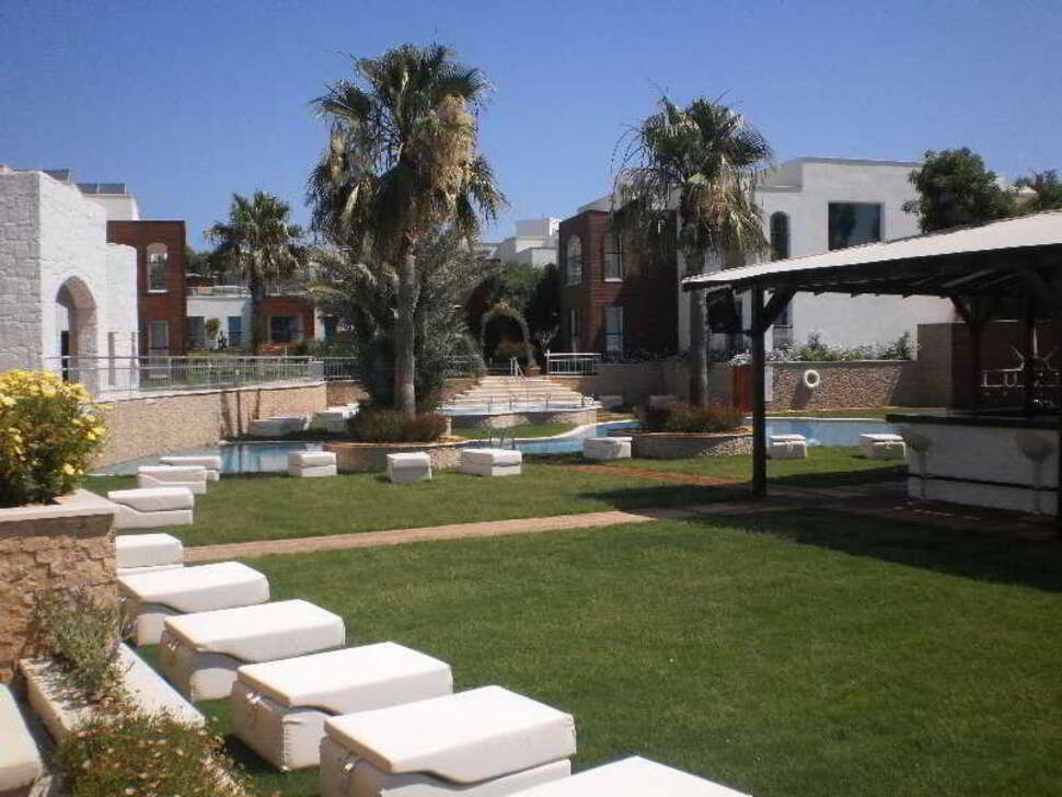 Een foto van het terras bij Costa Luvi Hotel