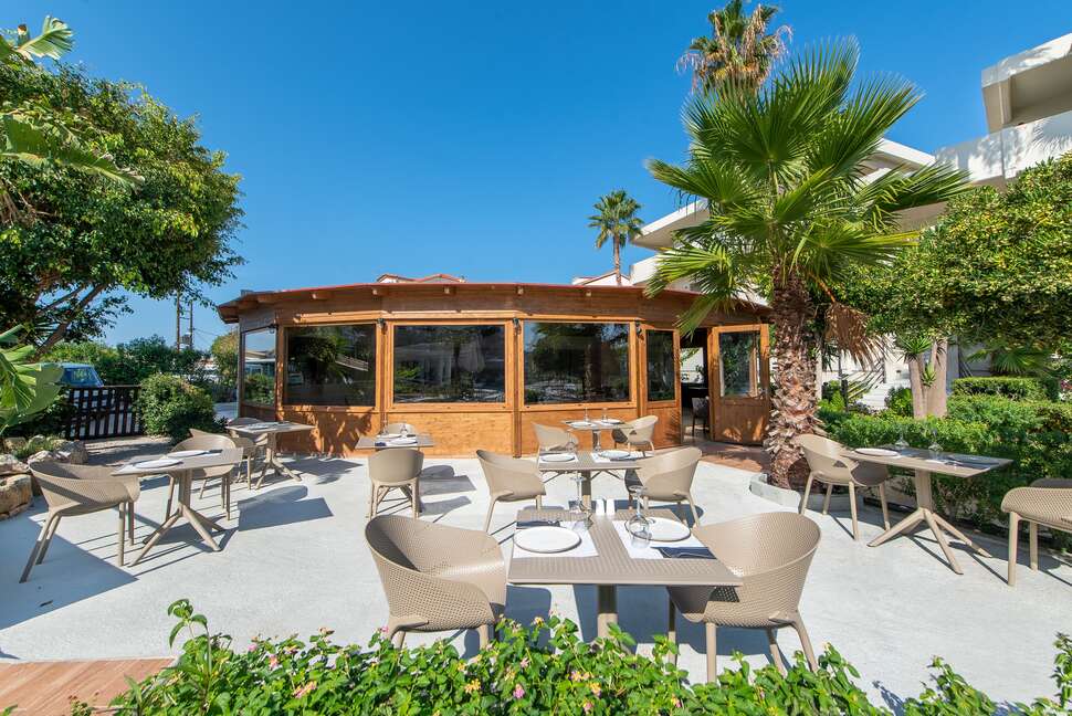 Een foto van het terras bij Ixia Dream Beachfront Hotel