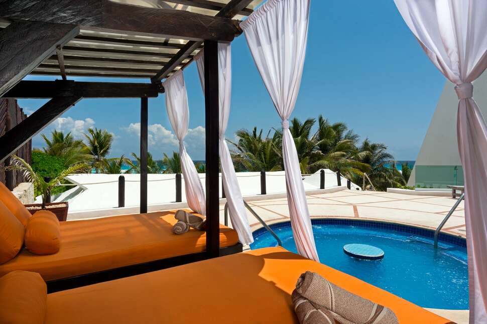 Een foto van het zwembad bij Flamingo Cancun Resort