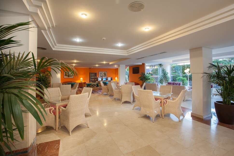 Een foto van het interieur van IFA Altamarena Hotel