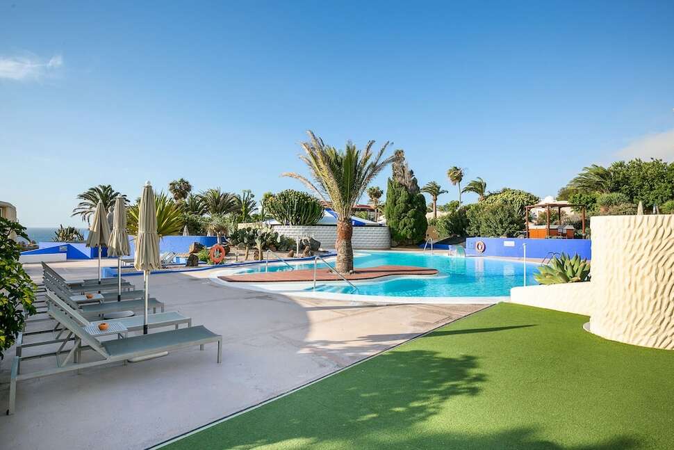 Ein Foto vom Pool im Hotel Livvo Risco del Gato Suites