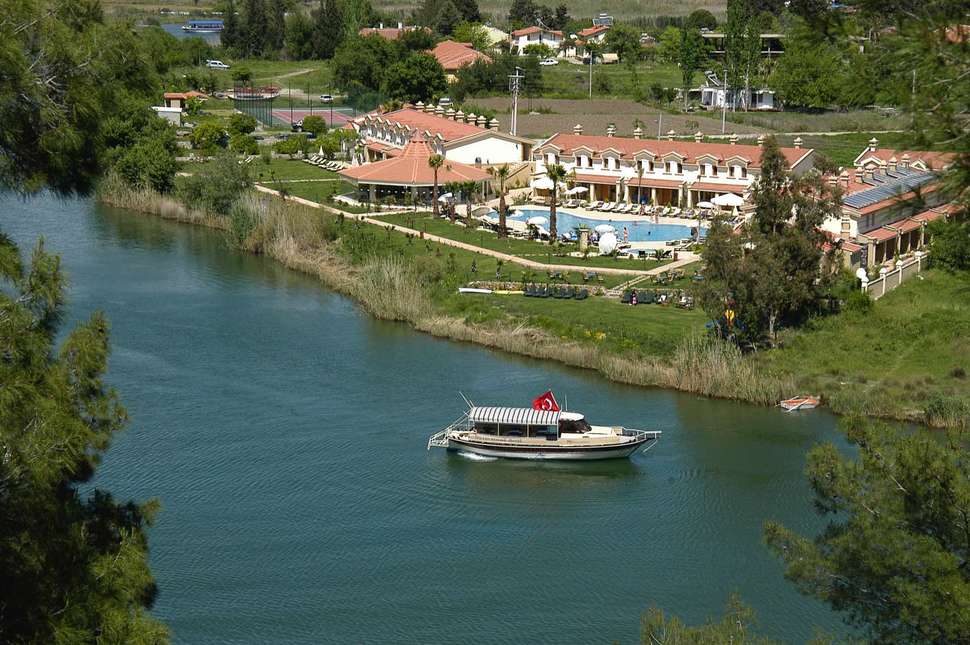 Een foto van de buitenkant van Dalyan Resort Hotel