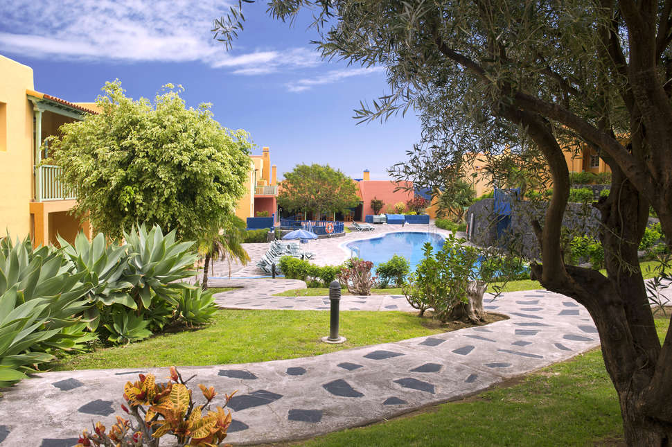 Een foto van het terras bij Appartementen La Caleta