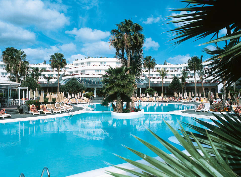 Een foto van het zwembad bij Riu Paraiso Lanzarote Resort