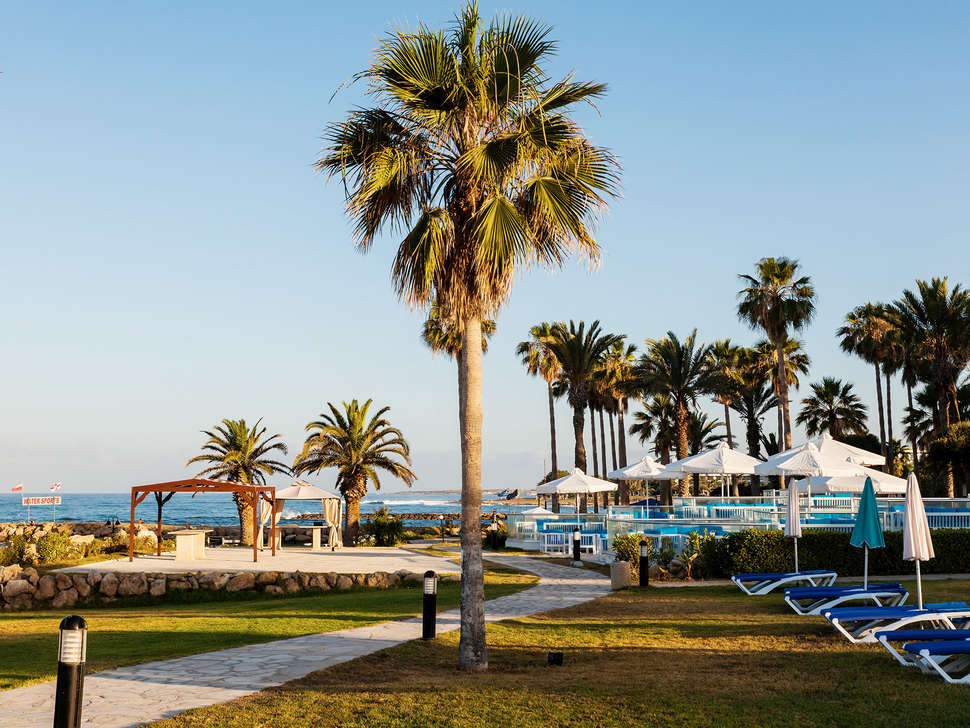 Een foto van het terras bij Leonardo Cypria Bay