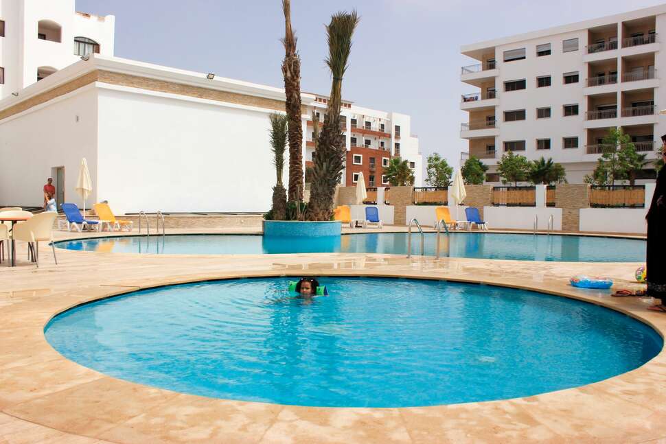 Een foto van het zwembad bij Atlantic Palm Beach Suites Aparthotel