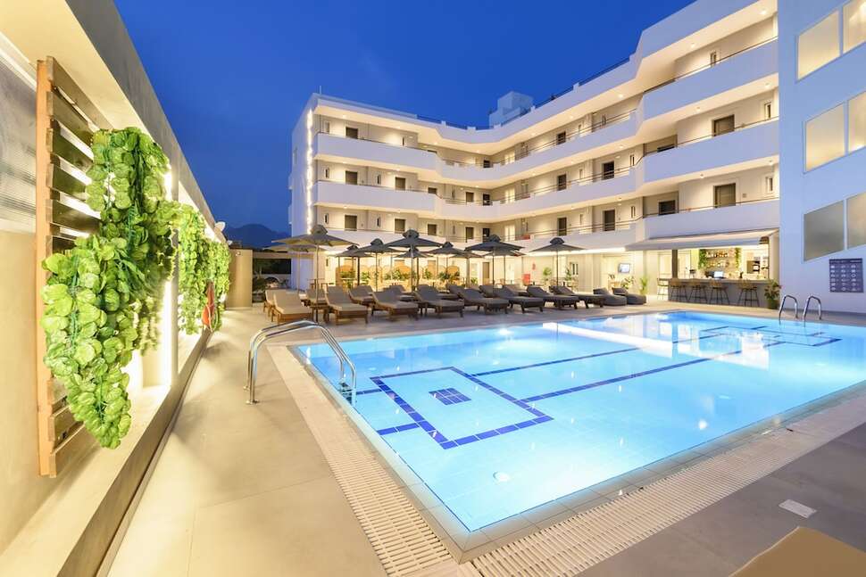 Een foto van het zwembad bij Nicolas Grand Suites