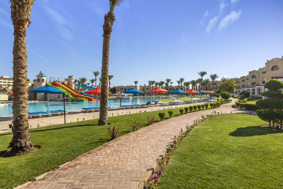 Een foto van het zwembad bij Royal Lagoons Resort & Aqua Park