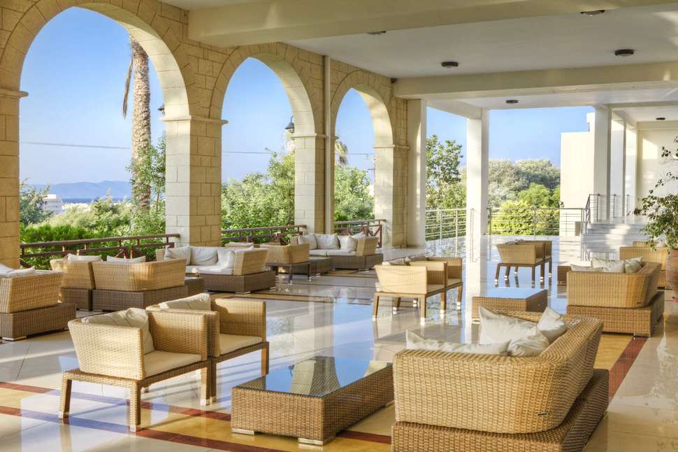 Een foto van het interieur van Kipriotis Panorama Hotel & Suites