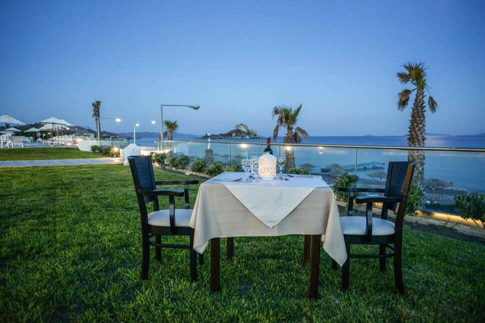 Een foto van het terras bij Royal Bay