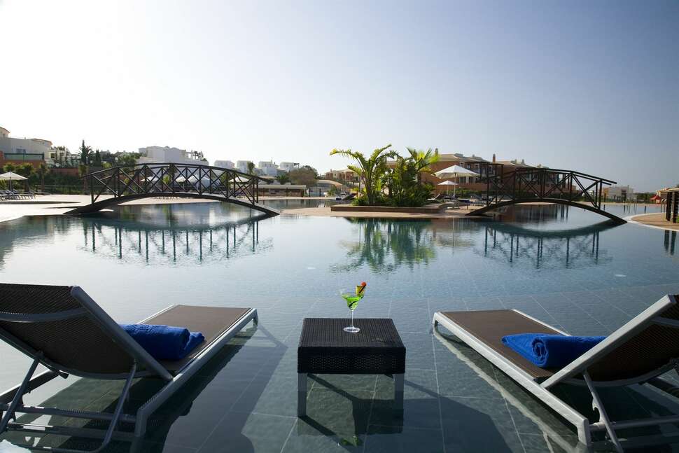 Een foto van het zwembad bij Monte Santo Resort