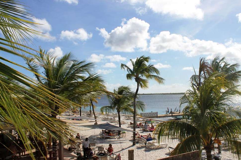 Een foto van het strand bij Eden Beach Resort