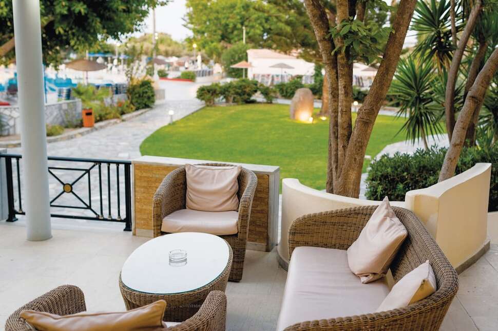 Een foto van het terras bij Atlantis Hotel
