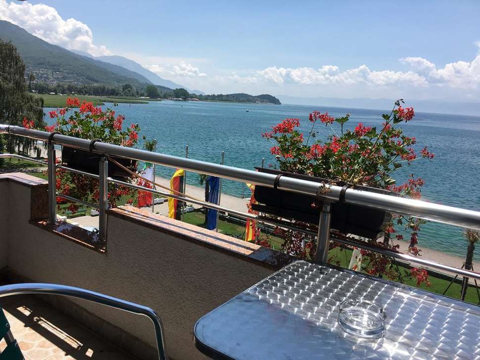 Een foto van het terras bij Villa Tino Pub