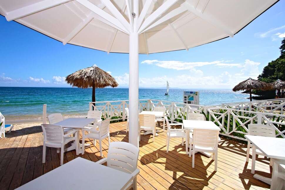 Een foto van het terras bij Grand Bahia Principe Cayacoa