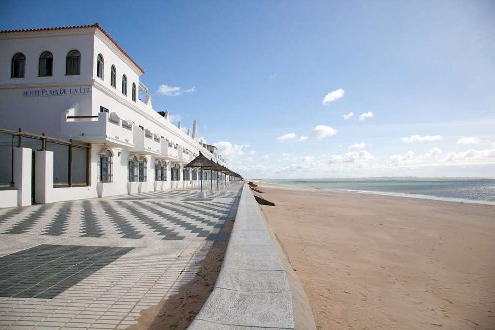 Een foto van de buitenkant van Hotel Playa de la Luz