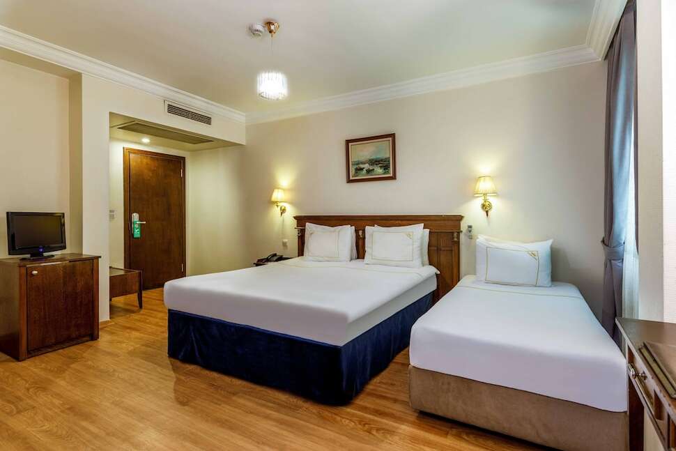 Ein Foto Golden Crown Hotel