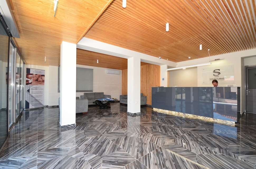Een foto van het interieur van Sousouras Holidays Resort