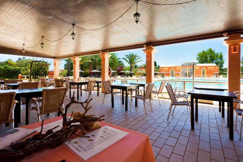 Een foto van het terras bij Colina Village