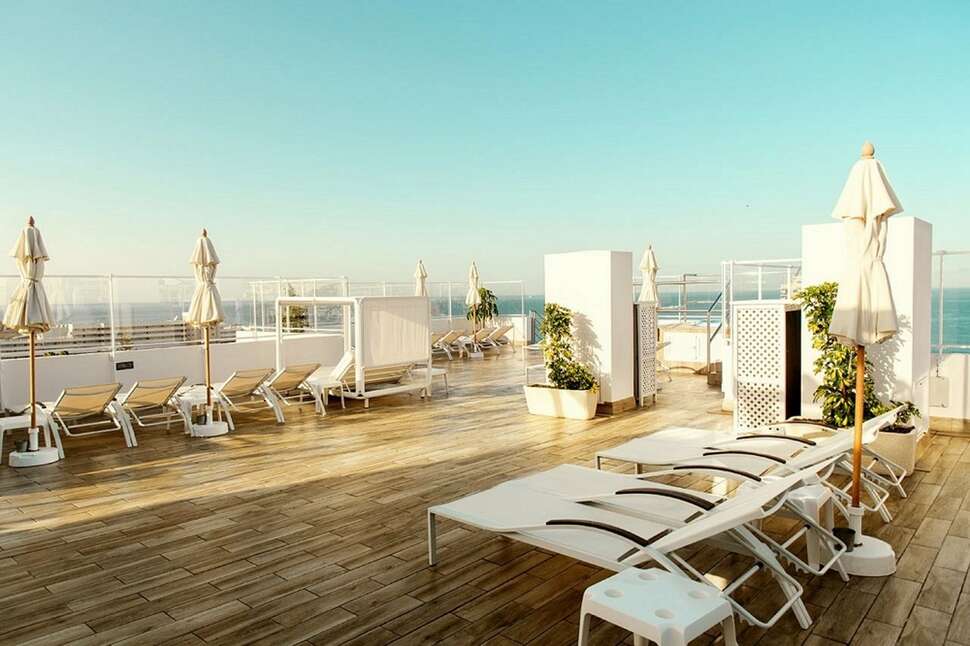 Een foto van het terras bij Hotel Coral Ocean View