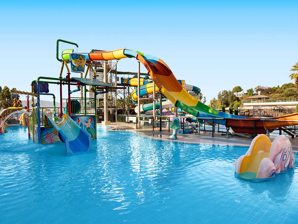 Een foto van het zwembad bij Liberty Kusadasi