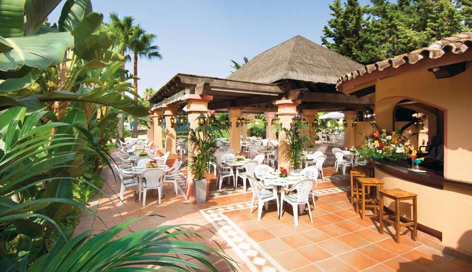 Een foto van het terras bij BlueBay Banus