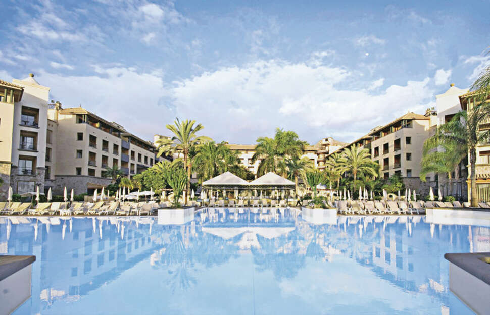 Een foto van het zwembad bij GF Gran Costa Adeje