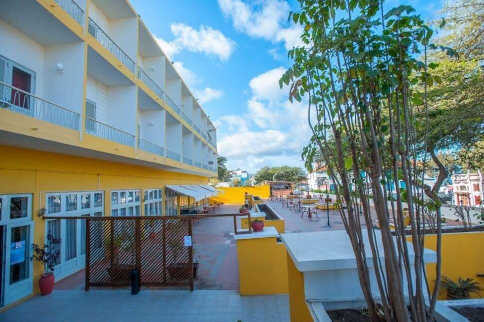 Een foto van het terras bij Oasis Porto Grande Hotel