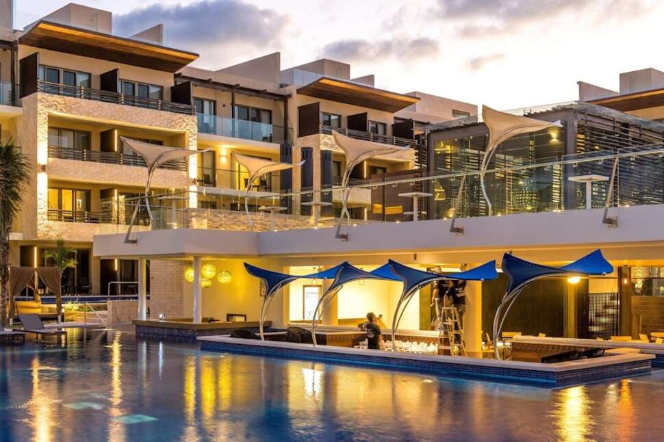 Een foto van het zwembad bij Royalton Riviera Cancun