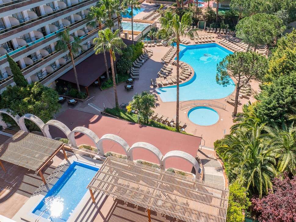 Ein Foto vom Pool im Golden Port Salou & Spa